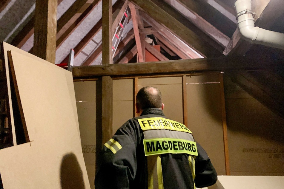 Mit Leitern trafen die Kameraden der Feuerwehr im Dachstuhl ein.