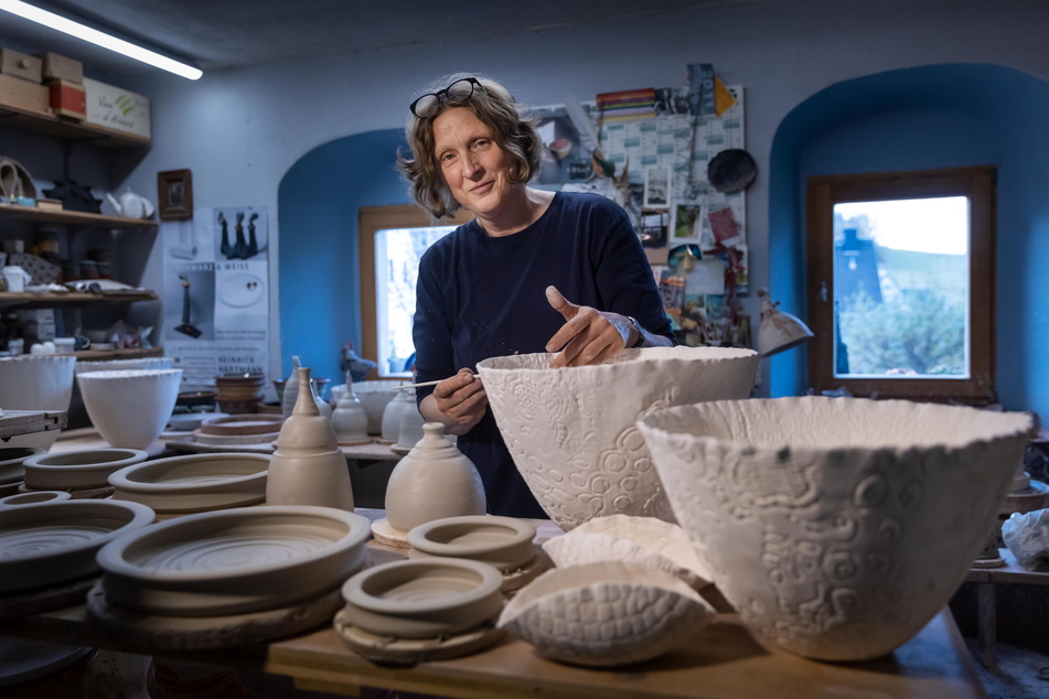 Keramikerin Jana Kalisch (55) töpfert ihre Vasen und Figuren jetzt auch für das Internet.