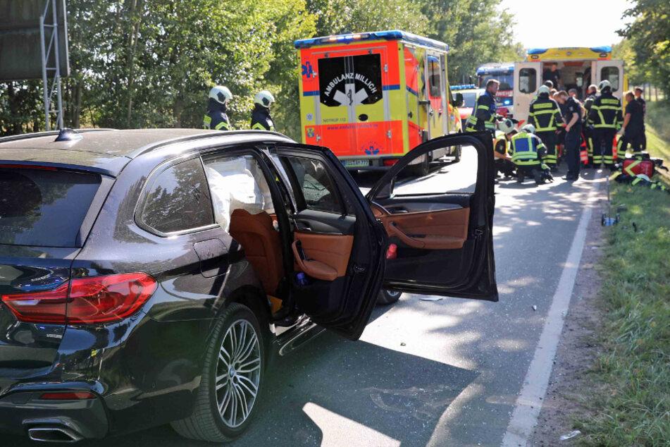 Rettungskräfte kümmern sich um den schwer verletzten Mann.