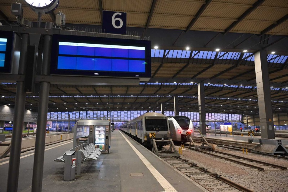 Zwei Regionalzüge stehen im Chemnitzer Hauptbahnhof, die Bahnsteige sind menschenleer.