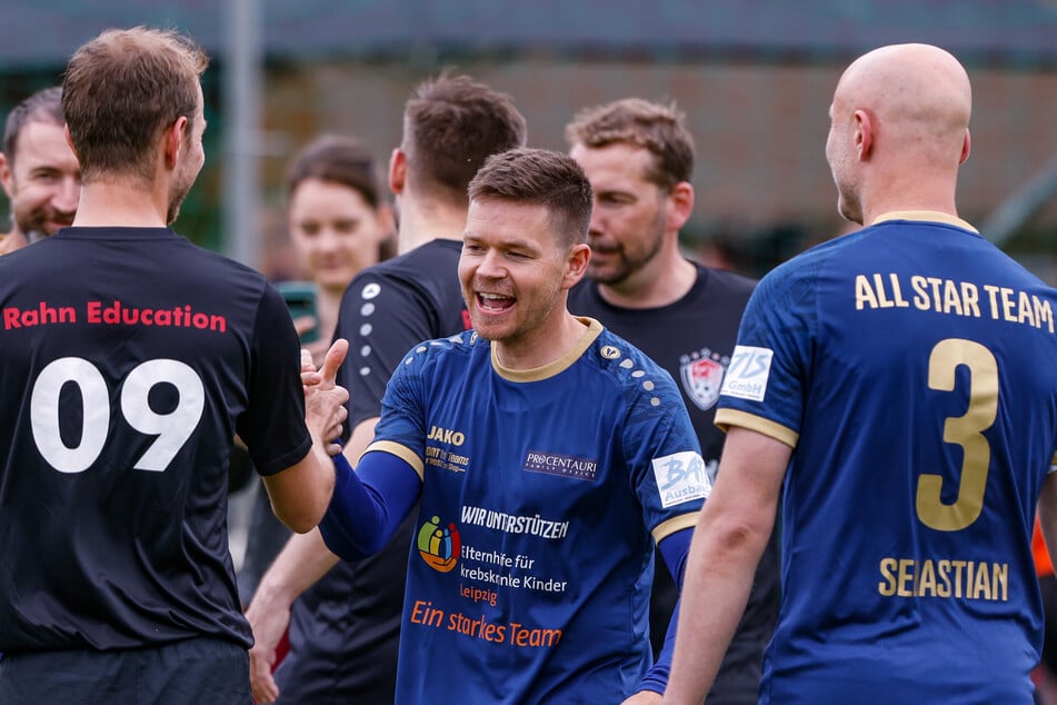 Gute Stimmung: Beim "Kick den Krebs"-Turnier mitzuspielen, ist für viele ehemalige Profispieler wie Dominik Kaiser (37, M.) Ehrensache.