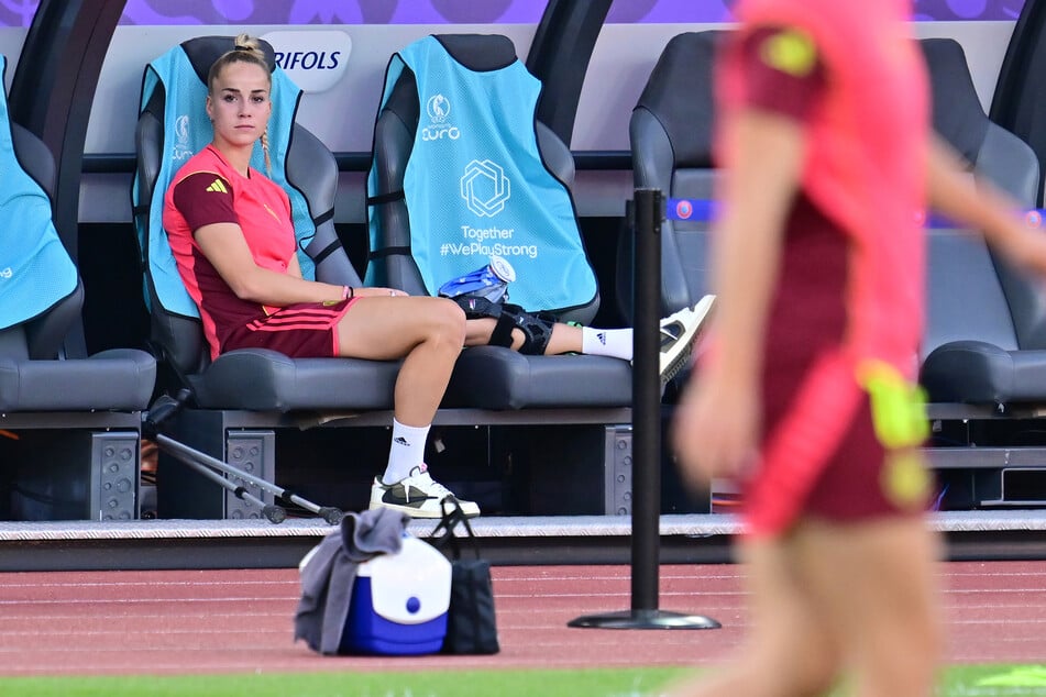Bitter! Für Deutschlands Spielführerin Giulia Gwinn (26) ist das EM-Turnier wegen einer Innenbandverletzung im linken Knie vorzeitig beendet.