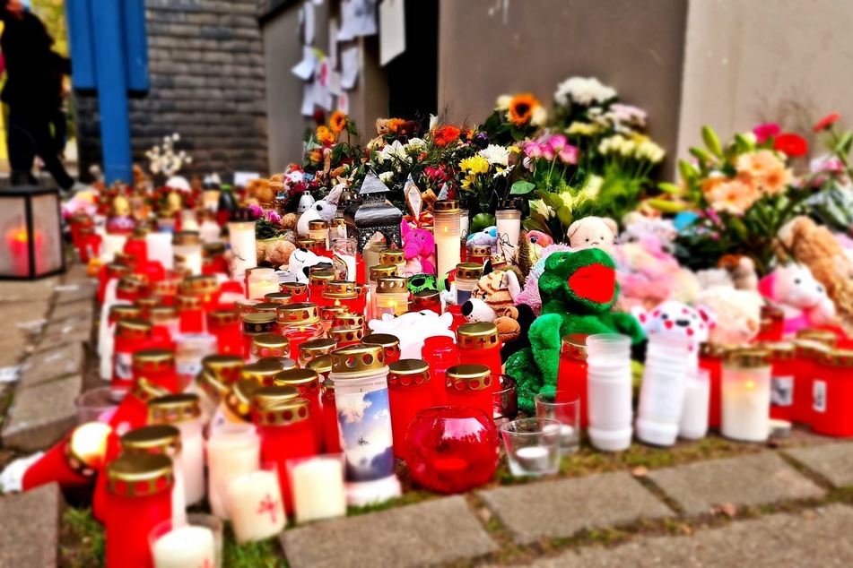 Die Menschen stellten Kerzen und Blumen ab.