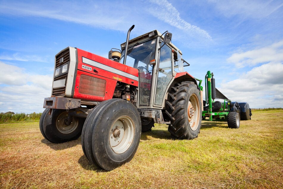Fast 40.000 Euro Schaden: Teure Technik aus mehreren Traktoren in Sachsen geklaut