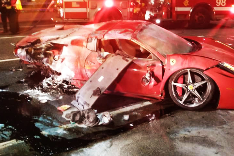 Der Ferrari erlitt bei der Ausfahrt Totalschaden.