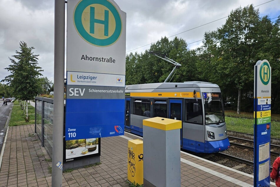 Am Sonntagabend wurde eine 84-Jährige an der Haltestelle Ahornstraße im Stadtteil Paunsdorf ausgeraubt. Die Seniorin stürzte, als ihr die Handtasche und ein Beutel entrissen wurden.