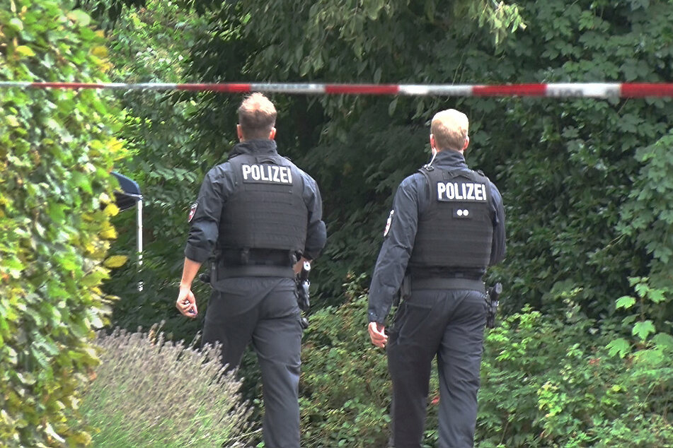 Spaziergängerin entdeckt Leiche in Gebüsch: Mann wurde getötet!