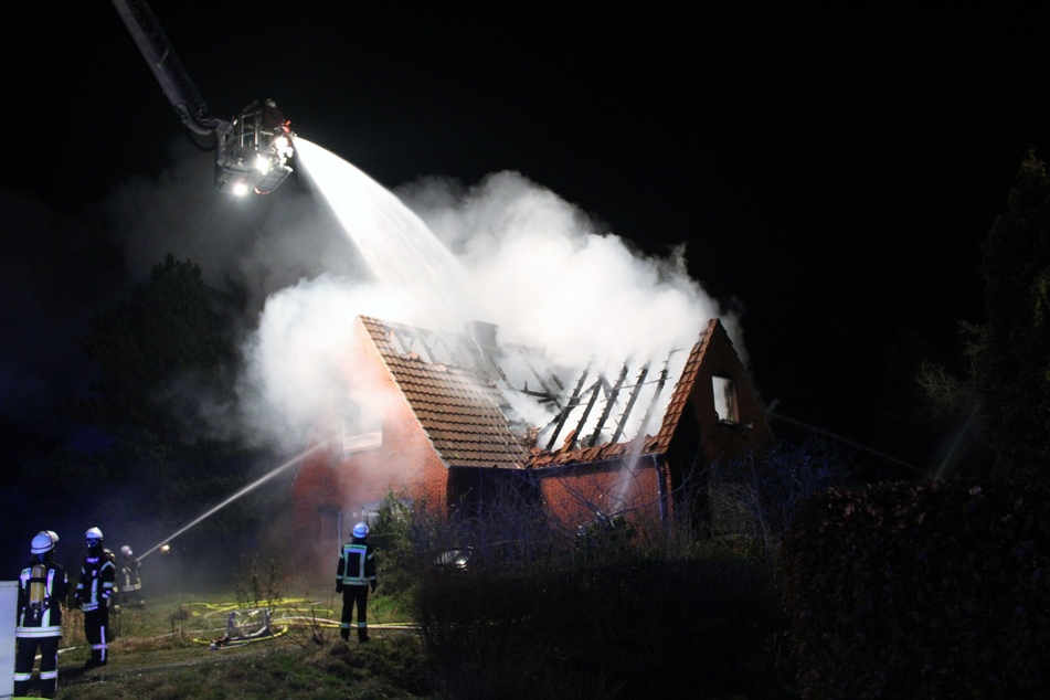 Die Feuerwehr löscht den Dachstuhl.