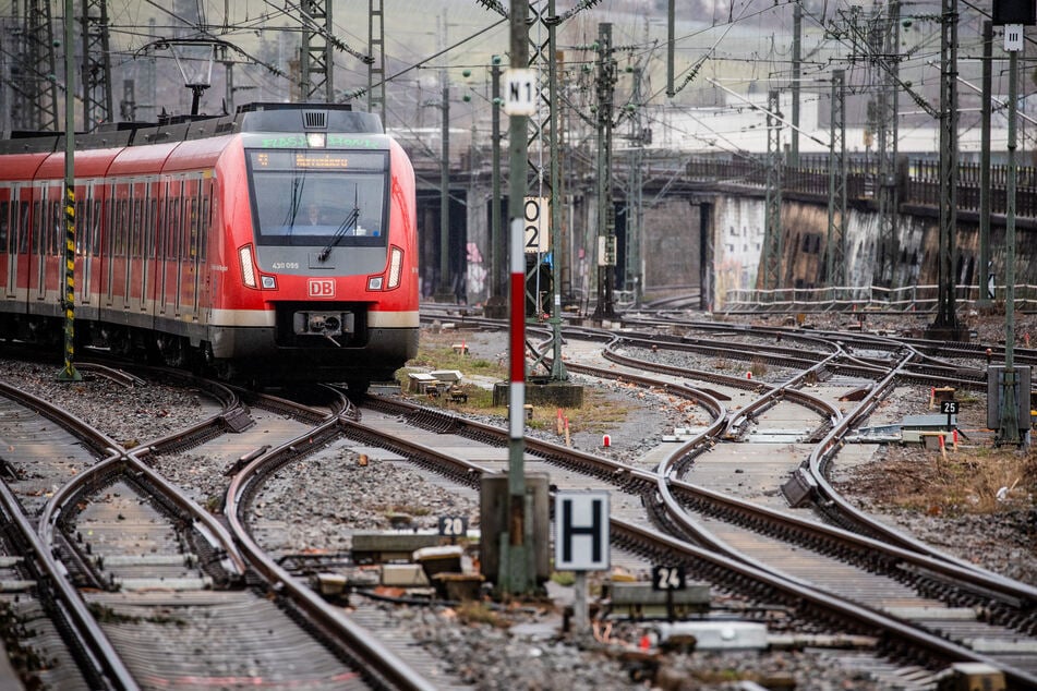 Eine S-Bahn fährt in den Bahnhof Stuttgart-Bad Cannstatt ein.