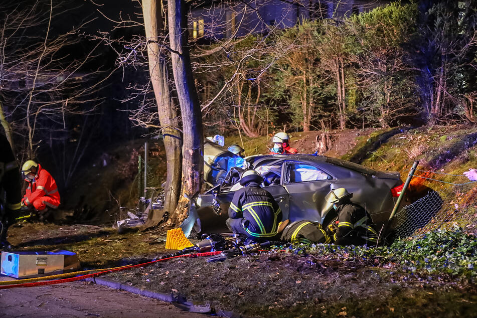 Der Unfallwagen ist völlig zerstört.
