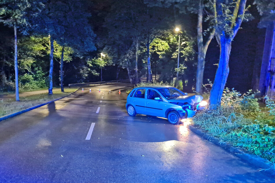 Der 20-jährige Fahrer ist von der Straße abgekommen und frontal mit einem Baum kollidiert.
