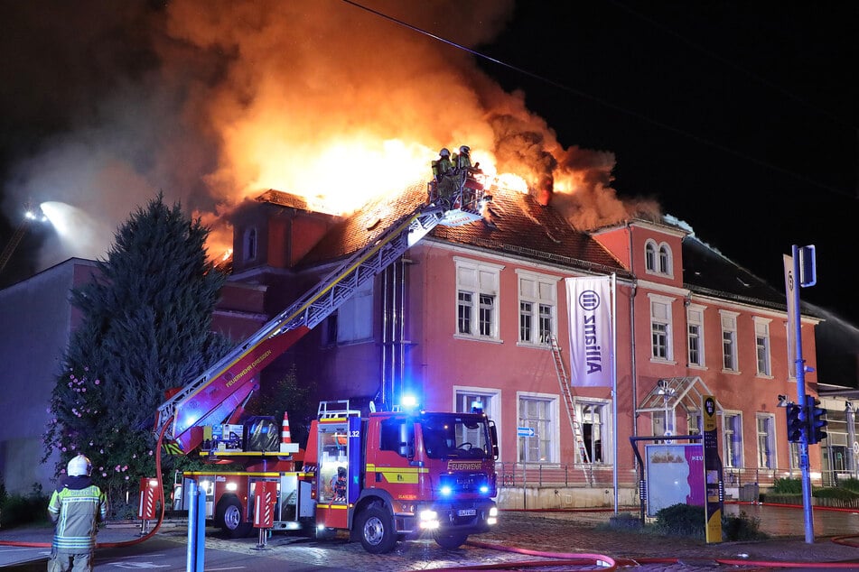 Als die Feuerwehr am Freitagabend eintraf, schlugen die Flammen bereits aus dem Dach.