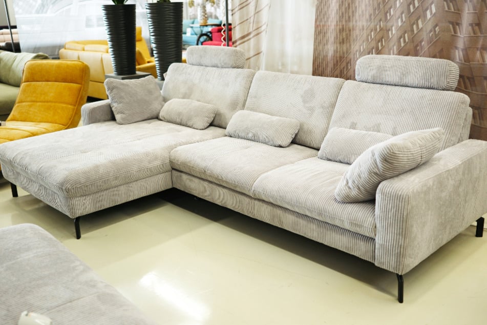 Schönes Cordsofa wird hier zum Hammerpreis verkauft