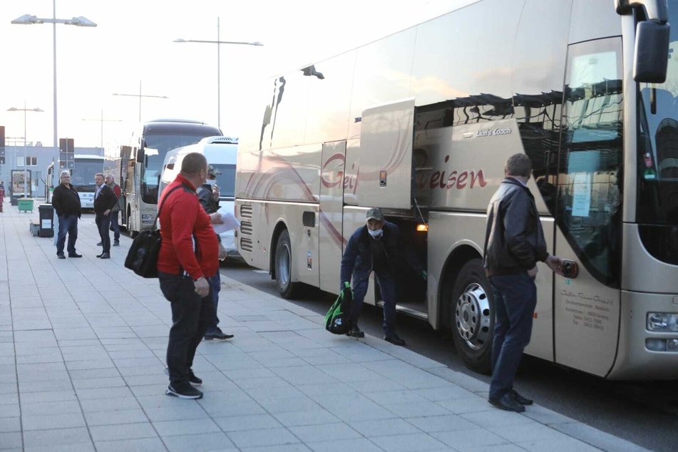 135 Leute kamen am Flughafen Leipzig/Halle an und wurden von da aus mit Bussen in ganz Mitteldeutschland verteilt.