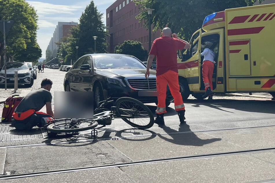 Durch den Zusammenstoß erlitt die 63-jährige Radfahrerin eine Schulterverletzung.