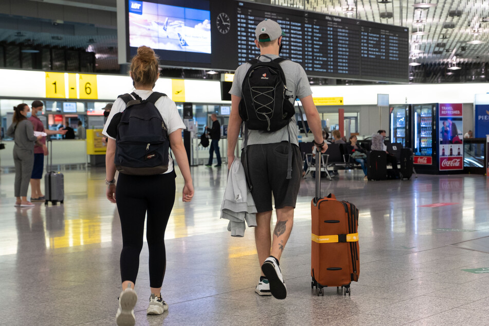 Passagiere laufen durch die Hallen des Flughafens in Hannover.