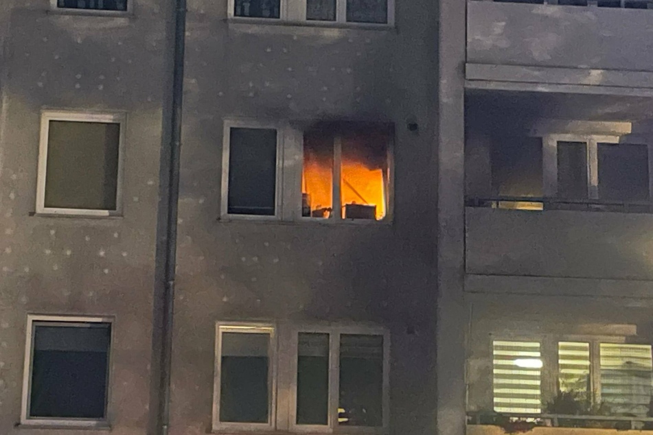 Qualm und Feuer aus dem Küchenfenster waren selbst von außerhalb des Gebäudes zu sehen.