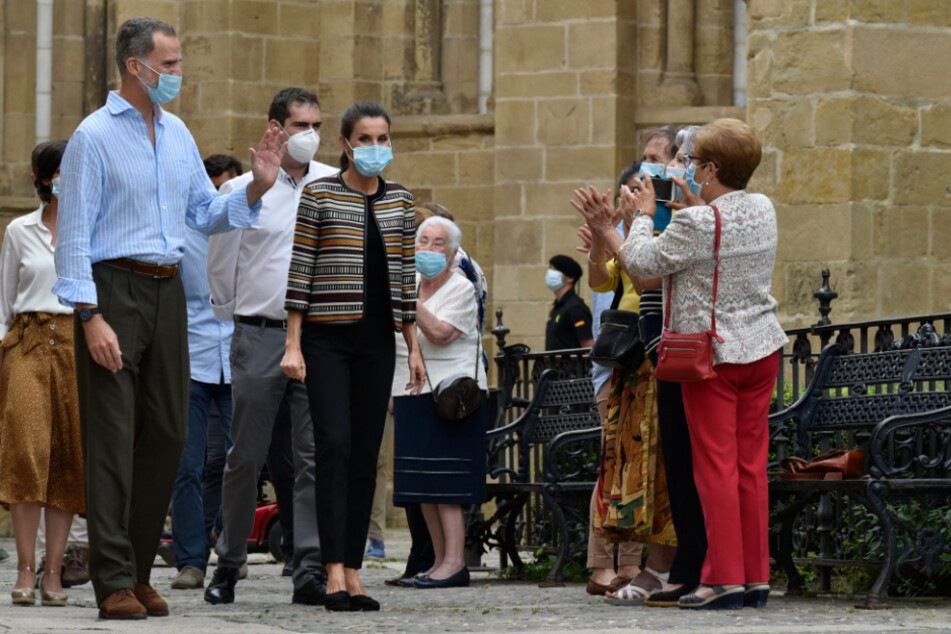 Spanien: Felipe VI. (l), König von Spanien, und Königin Letizia (M) grüßen die Schaulustigen bei einem Spaziergang durch Santo Domingo de la Calzada, La Rioja.