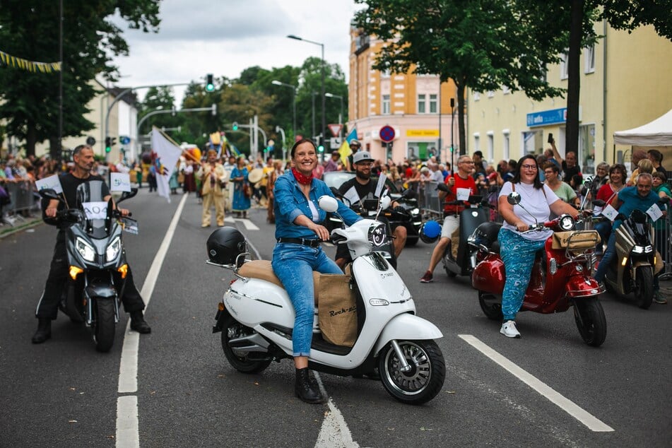 Beim Festumzug präsentiert die Stadt, wie bunt und vielfältig sie ist.