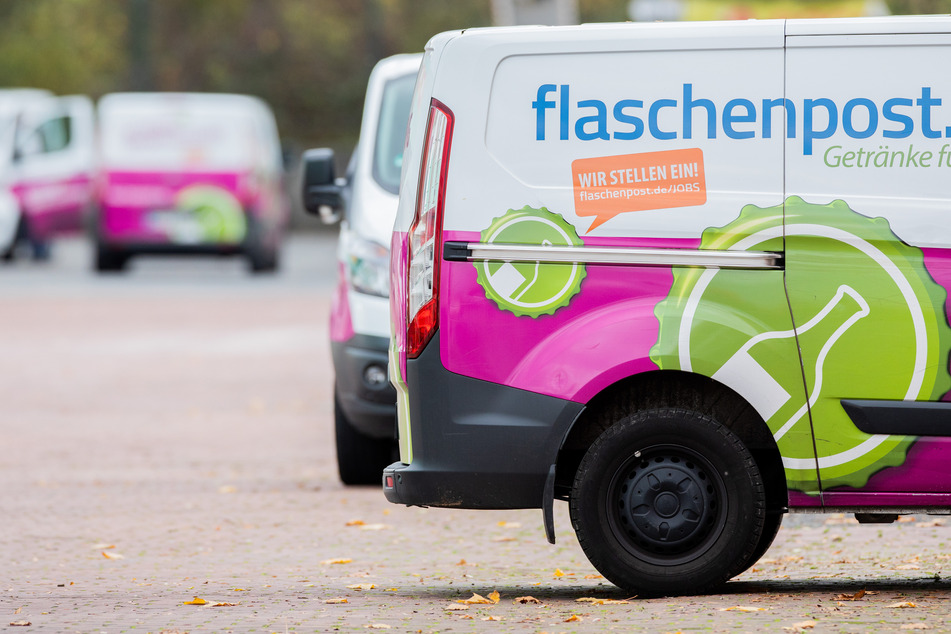 Der Oetker-Konzern wird die beiden Getränkelieferdienste Flaschenpost und Durstexpress künftig unter dem einheitlichen Namen "Flaschenpost" führen.