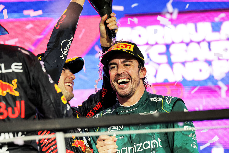 Alonso durfte kurz seinen dritten Platz feiern, dann wurde er aberkannt. Schließlich bekam er die Position aber doch zugesprochen.