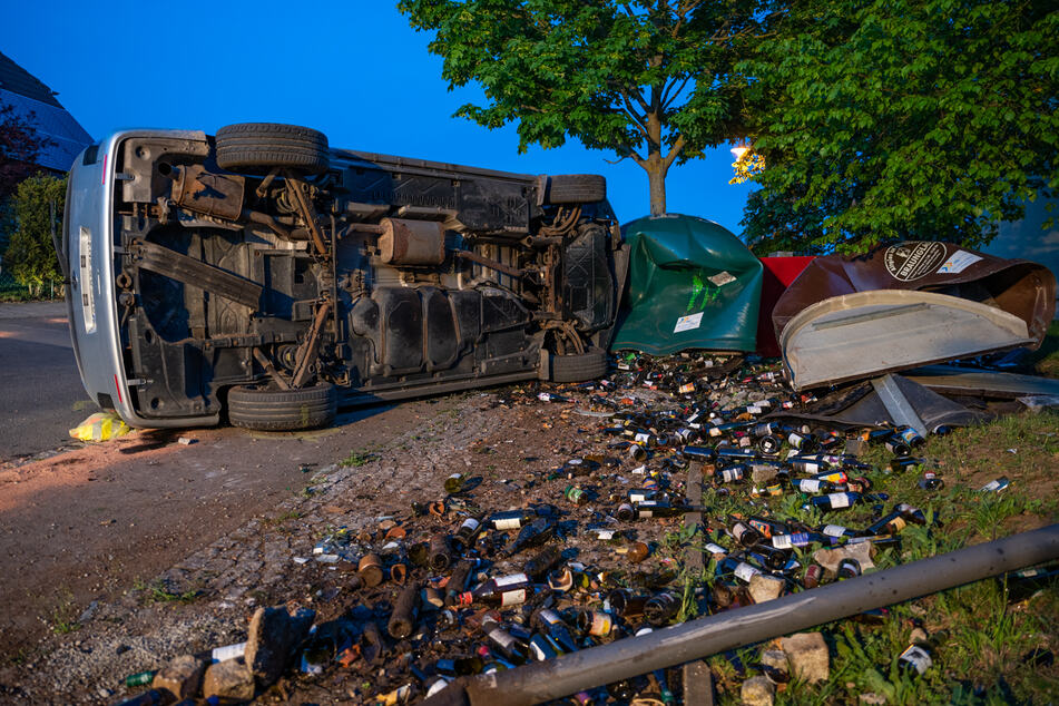 Ein VW-Kleintransporter krachte am Sonntagabend in mehrere Glascontainer.