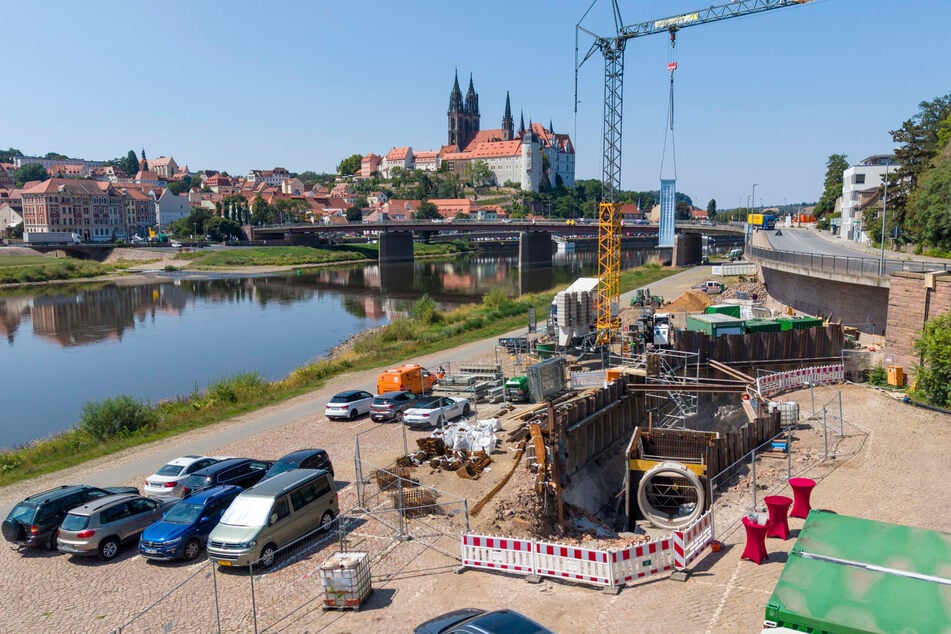 Rechts unterhalb des Krans wird die Druckleitung im Pumpwerk verschwinden.