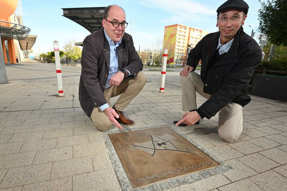 Centermanager Sascha Twesten (l., 52) und Historiker Norbert Engst (39) weihen die Bronzeplatte vor dem Vita-Center am Donnerstag, 14 Uhr, ein.