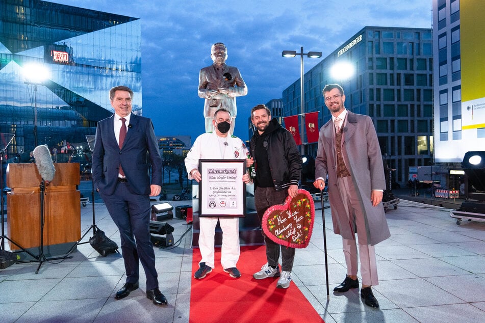 Jürgen Krogmann (57, l.), Oberbürgermeister von Oldenburg, Klaas Heufer-Umlauf (37, 2.v.r) und Joko Winterscheidt (42, r.) stehen vor der Statue am Berliner Hauptbahnhof.