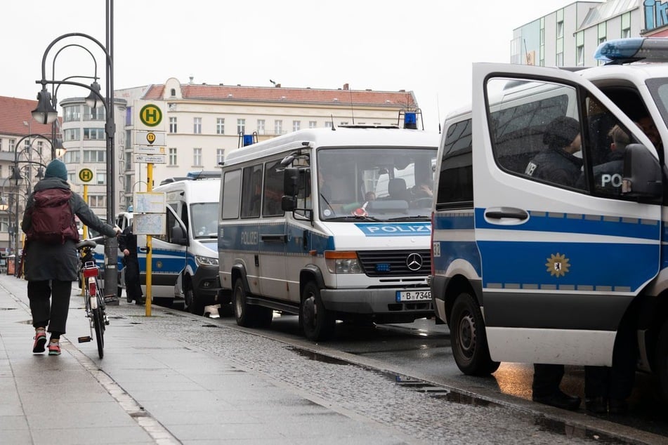 In Berlin-Neukölln wurde ein Mann von einem Trio mit einer Schusswaffe überfallen und entfernte sich in Richtung Herrmannplatz. (Symbolbild)