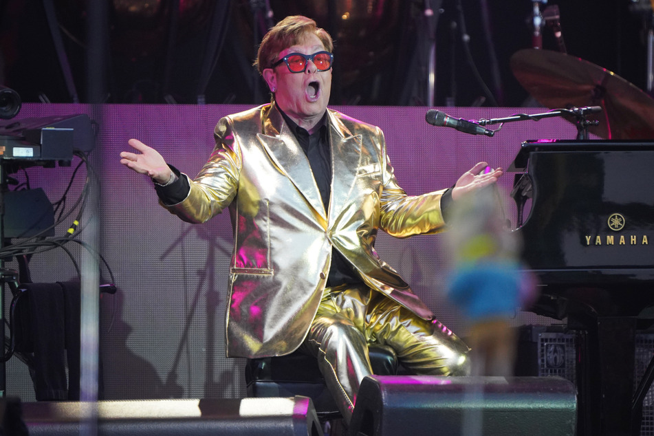 Elton John (76) ist nach seinem Emmy-Gewinn jetzt "EGOT"-Preisträger.