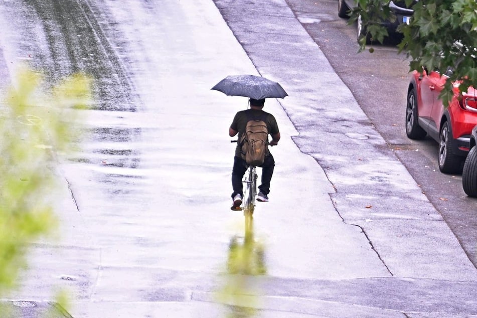 Die Menschen in Nordrhein-Westfalen müssen sich in den nächsten Stunden auf ungemütliches Wetter einstellen. (Symbolbild)