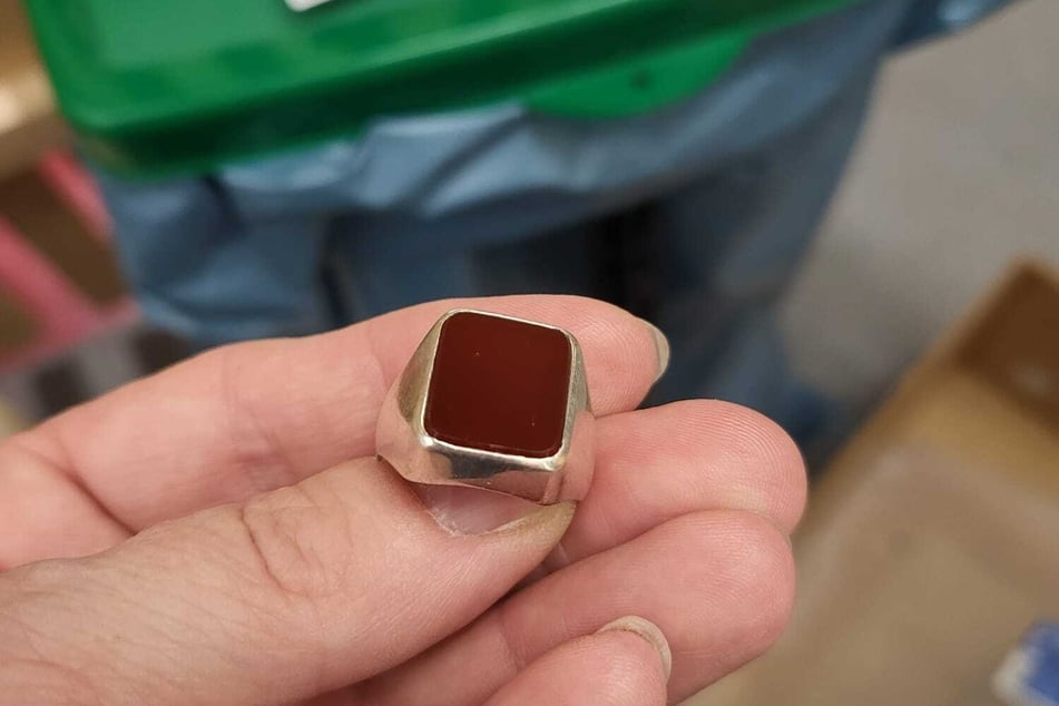 Dieser Theaterring sucht einen Nachfolger - er ist an der Unterseite zerbrochen.