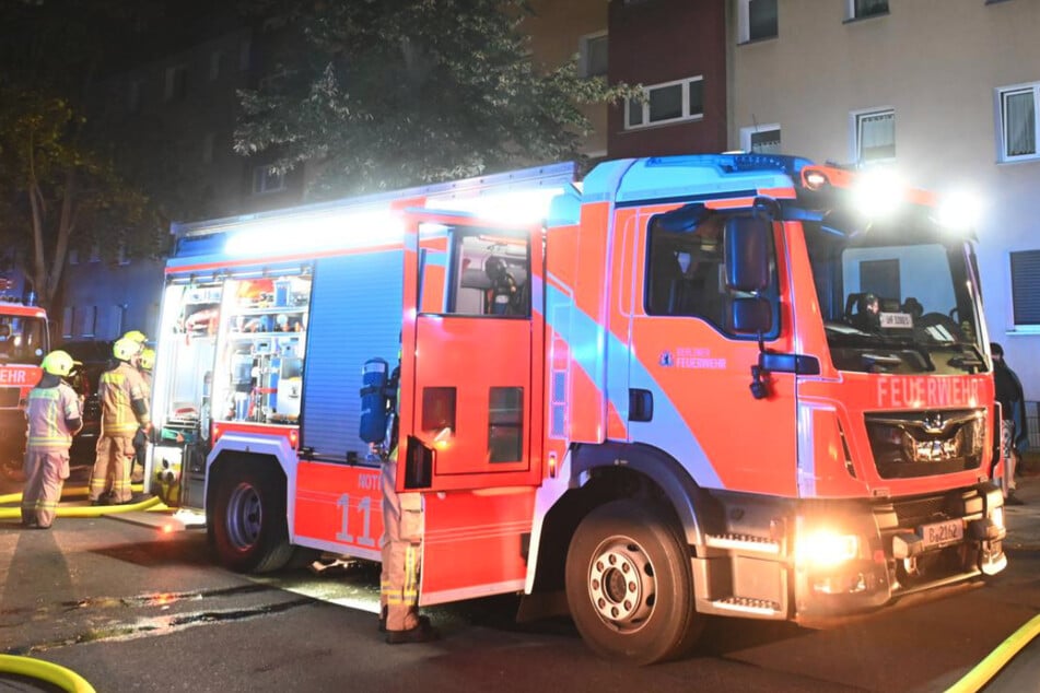 Berlin: Feuer in Wohnhaus: Mensch springt vom Balkon und verletzt sich schwer!