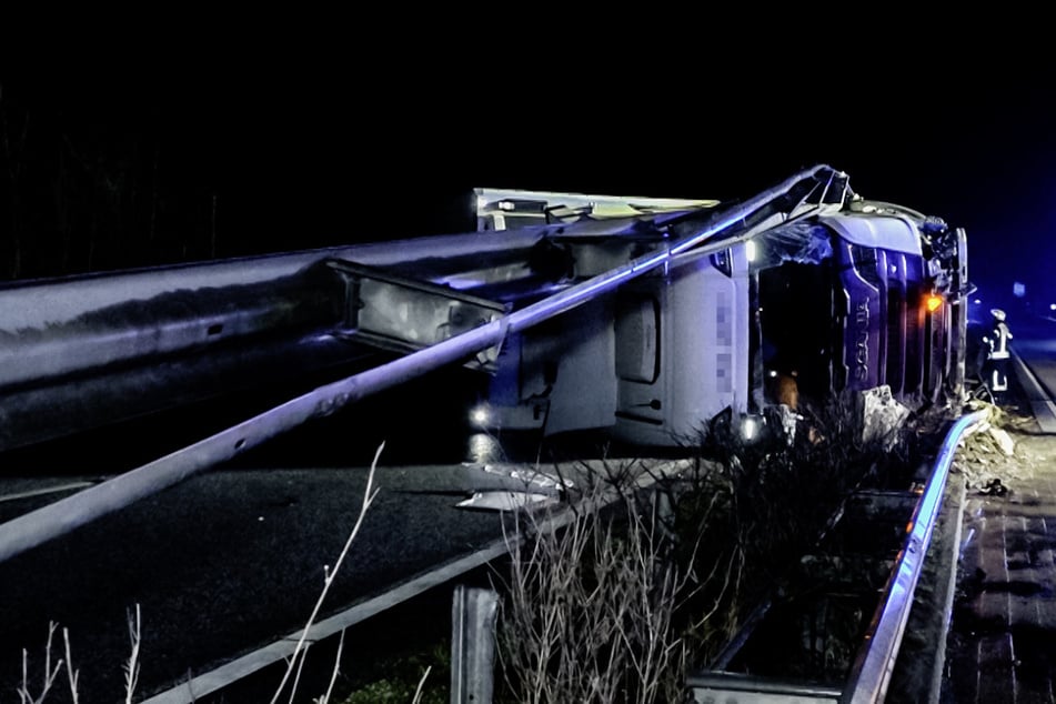 Unfall A1: Umgekippter Lastwagen sorgt für Sperrung der A1! Bergung gestaltet sich schwierig