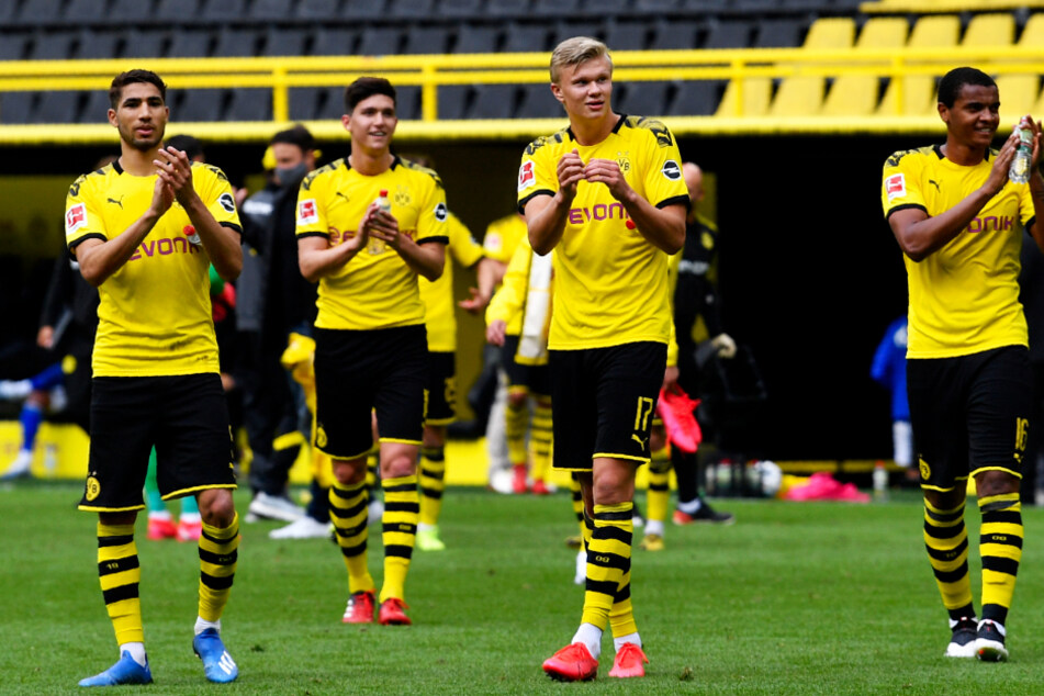 Borussia Dortmund feierte den klaren Derbysieg vor der leeren Südtribüne.