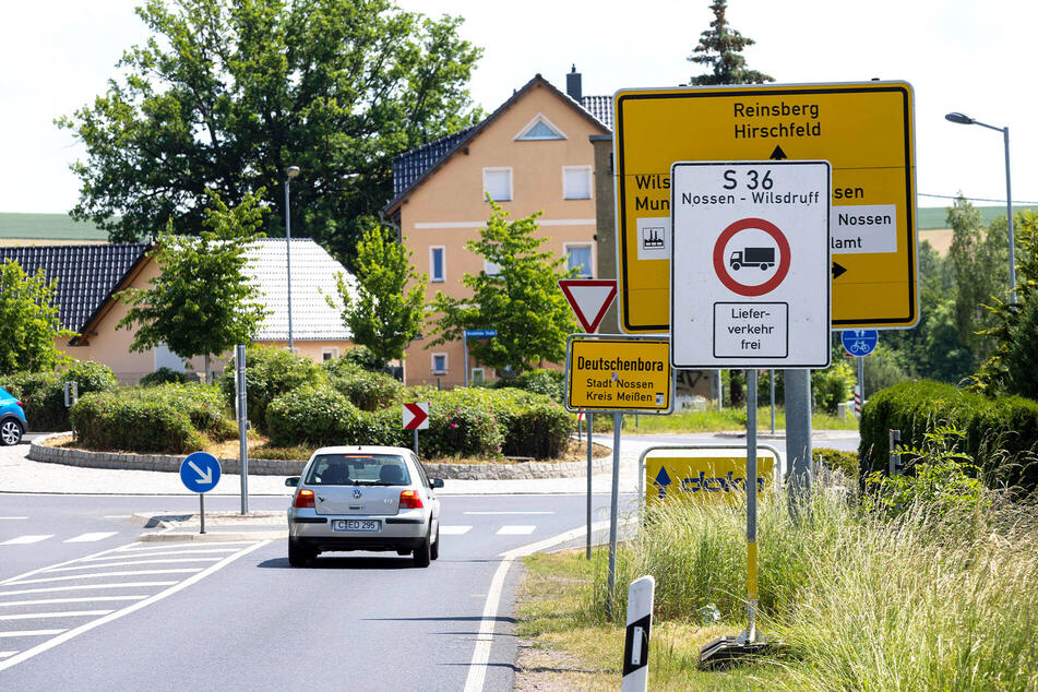 Auch am Kreisel Deutschenbora, also nach der Abfahrt Nossen-Ost, ist das Lkw-Durchfahrtsverbot mittlerweile ausgeschildert. Richtung Meißen allerdings sind die Verbotsschilder wieder verschwunden.