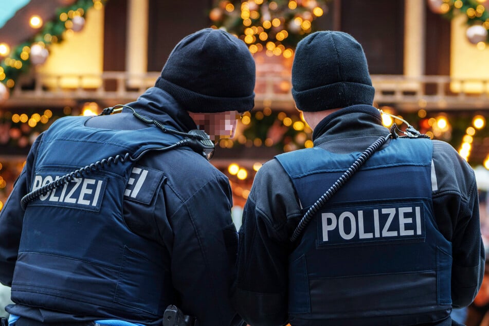 Soldaten mit Schusswaffen auf Weihnachtsmarkt: Polizei greift ein