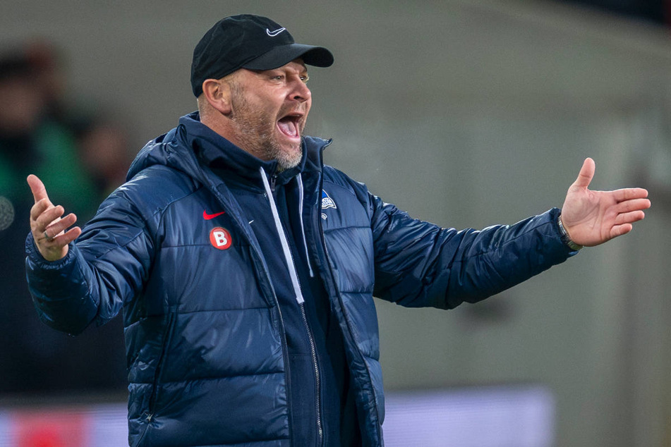 Hertha-Coach Pal Dardai (47) haderte auf der Pressekonferenz nach dem Spiel in Hannover mit den individuellen Fehlern, die seine Mannschaft zwei wichtige Punkte gekostet haben.