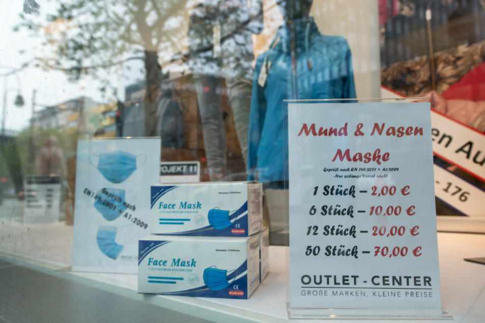 Einfache Mund- und Nasenmasken werden in einem Bekleidungsgeschäft zu ungewöhnlichen Preisen angeboten.