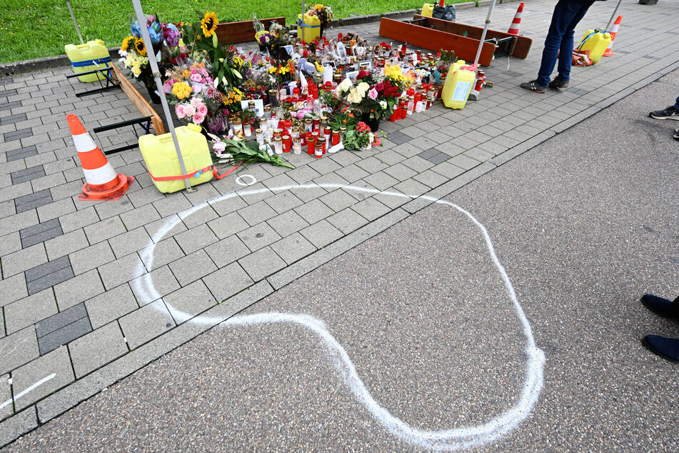 An der Unglücksstelle haben Familie und Freunde des getöteten 12-Jährigen Kerzen und Blumen niedergelegt. (Archivbild)