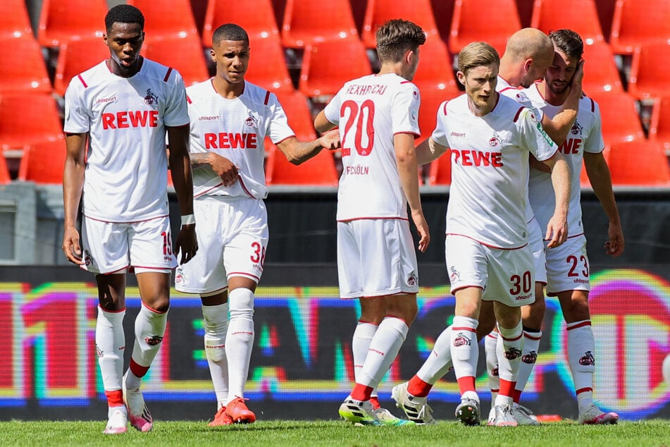 Die Kölner Kingsley Ehizibue, Ismail Jakobs, Elvis Rexhbecaj und Mark Uth (v.l.n.r.) freuen sich über das Tor zum 1:0 durch Florian Kainz (3.v.r.).