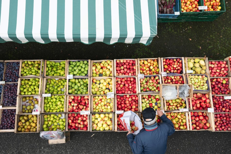 Wegen des Feiertages am Freitag müssen Kölnerinnen und Kölner ihre Einkäufe auf dem Wochenmarkt bereits am Donnerstag erledigen. (Symbolbild)