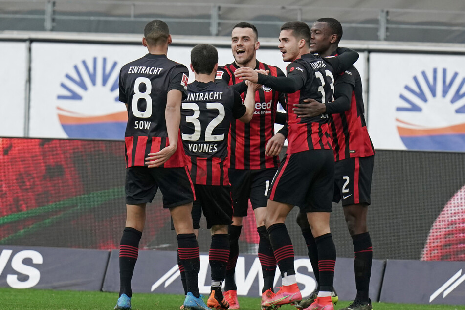 Die Eintracht bejubelt den 1:1-Ausgleich von Filip Kostic (Mitte).