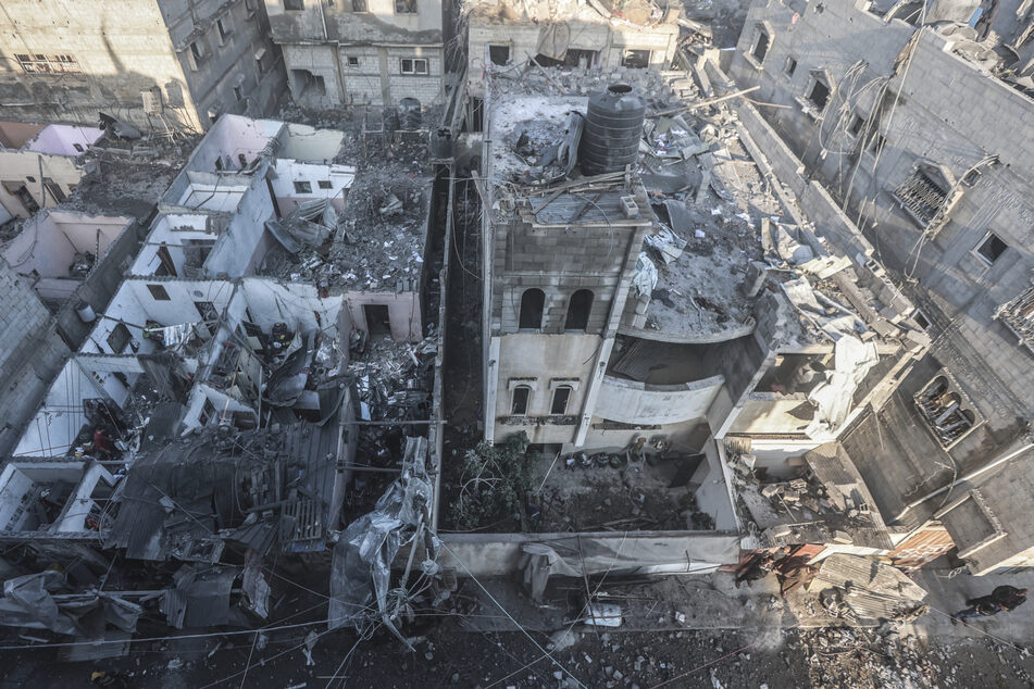 Nach einem israelischen Luftangriff auf das Viertel Al-Amal in Chan Junis sind zahlreiche Gebäude zerstört.