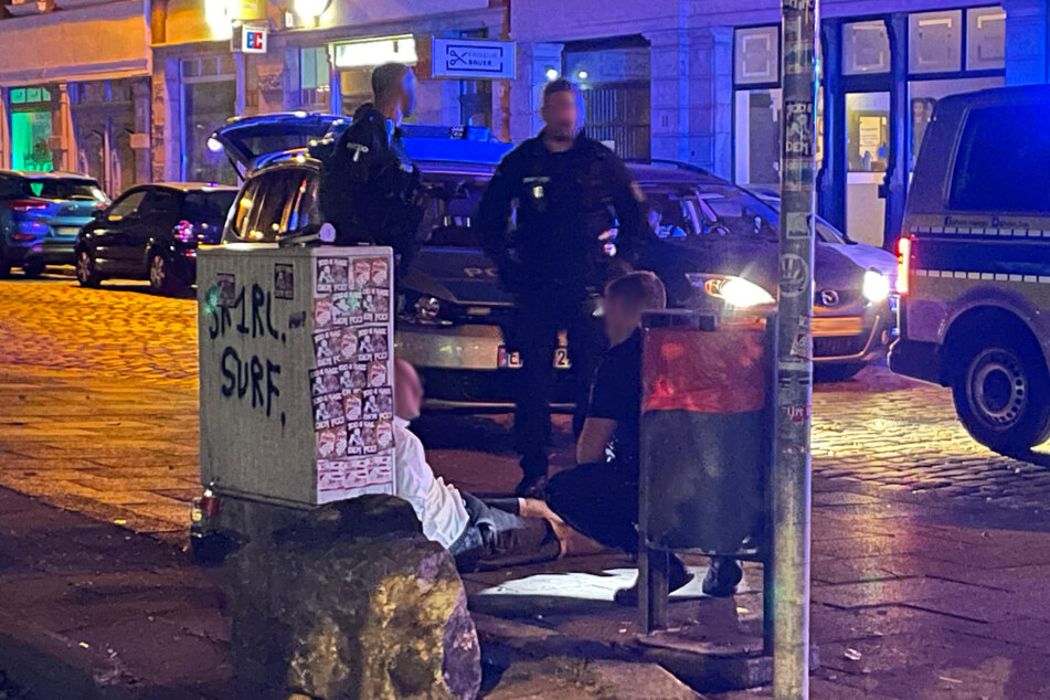 Betrunkener Mann läuft mit Messer aus Getränkemarkt: Polizei rückt aus