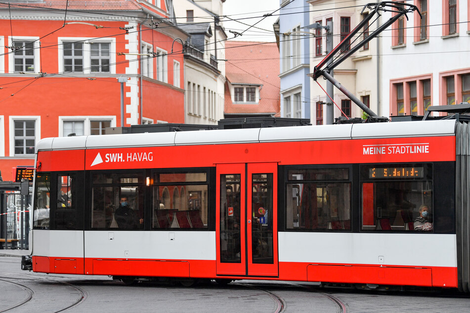 Nur wenige Fahrgäste sitzen Anfang Mai in einer Straßenbahn in Halle.
