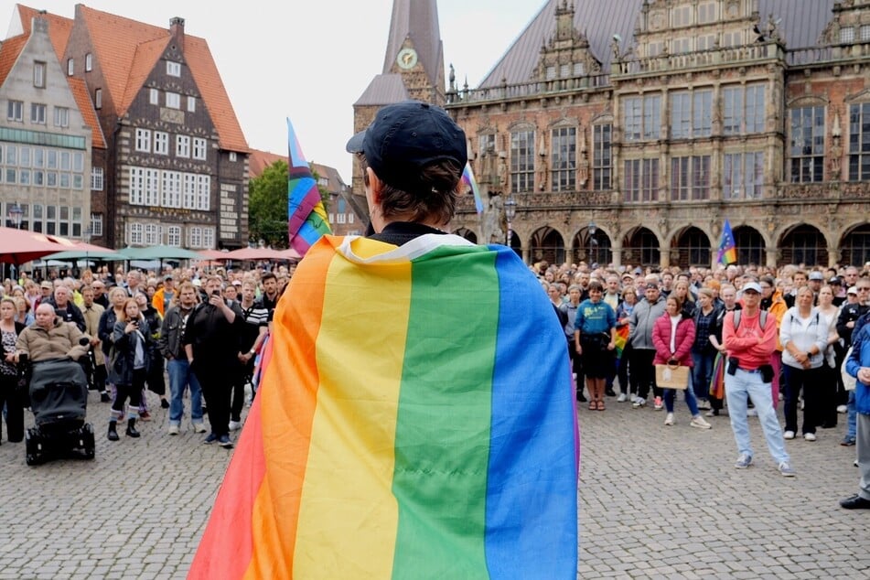 Am Montag versammelten sich Menschen bei einer Mahnwache auf dem Bremer Marktplatz um ein Zeichen gegen Hass und Gewalt zu setzen.