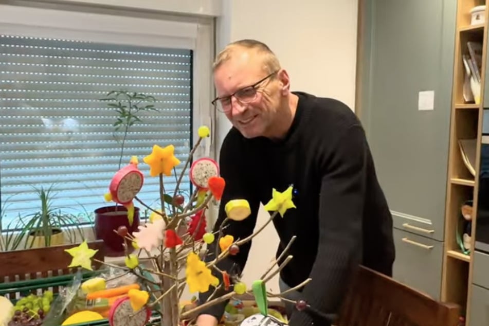 Jörg Gräser bastelt einen leckeren Weihnachtsbaum für seine Erdmännchen.