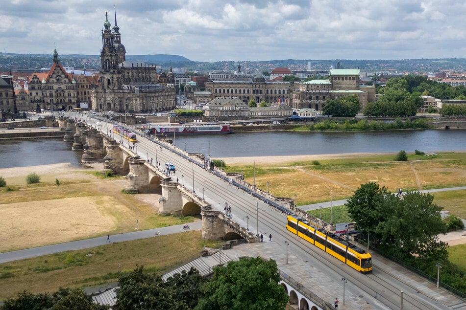 Die Augustusbrücke wirkt mit 18 Metern recht schmal.
